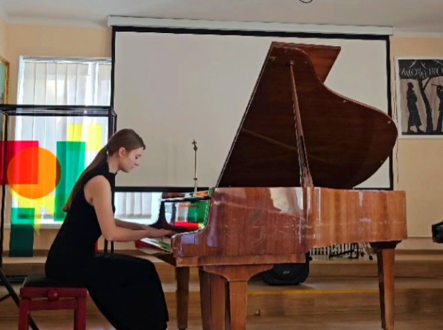 За роялем - Катерина Мишаківська